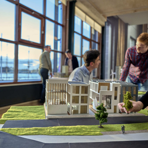 Mensen werken samen aan een complex gebouw