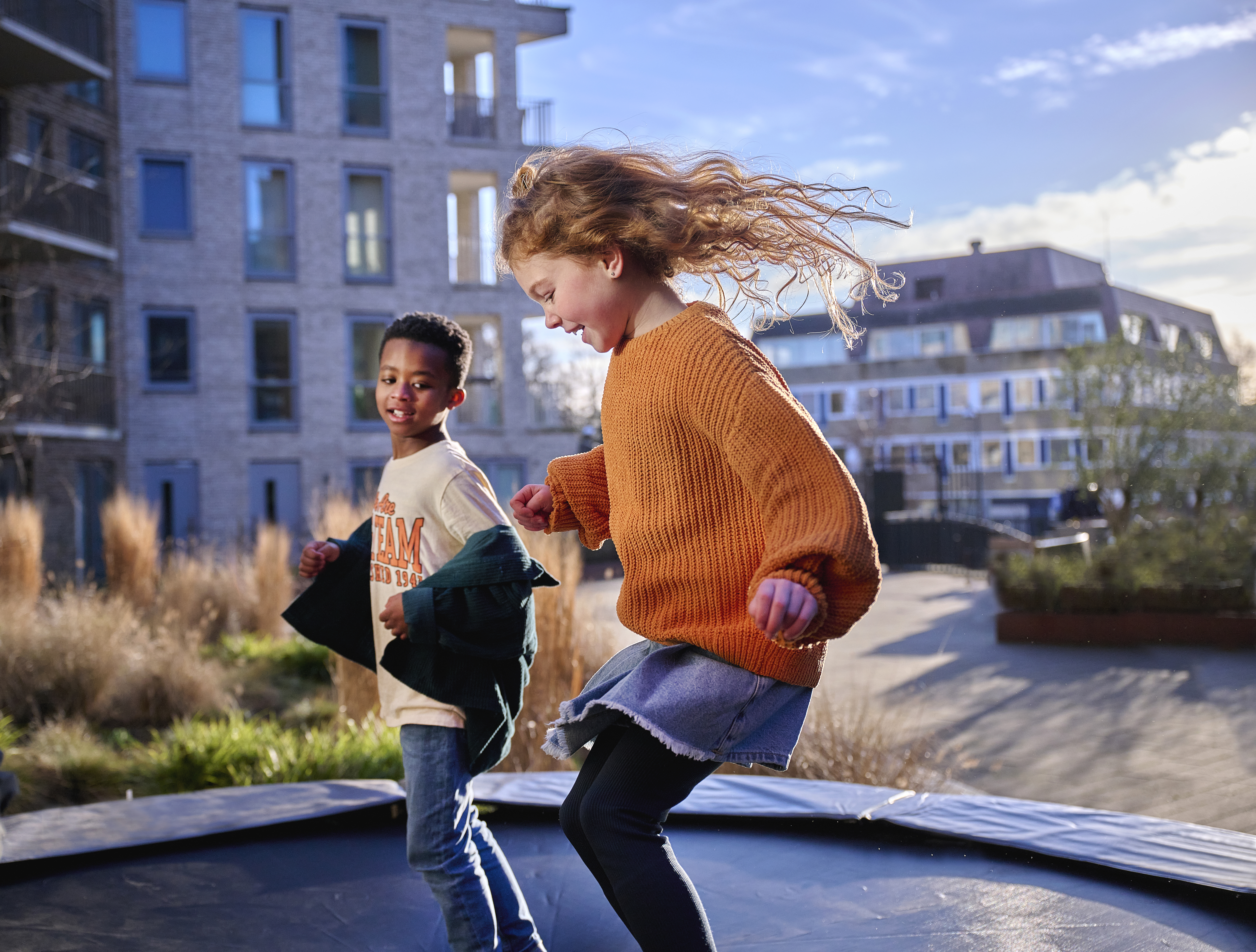 Eindegebruikers kinderen die springen toekomstmakers